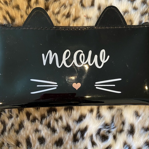 MEOW! Cute set of Black Sunglasses and Case - Picture 2 of 3